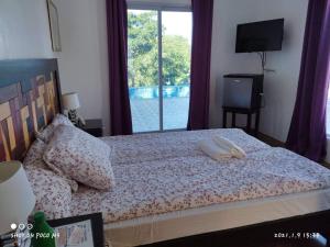 een slaapkamer met een bed met twee witte handdoeken erop bij Couple room in Final Destination Resort in Bolinao