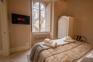 una camera da letto con un letto e asciugamani di Noble Floor - Luxury Apartments a Lucca