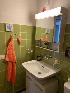 Kylpyhuone majoituspaikassa 1-room apartment * directly by the cable car * Bernese Alps