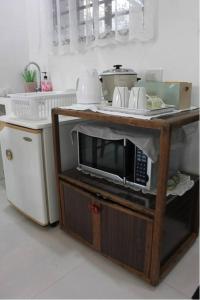 Kitchen o kitchenette sa 1 - Affordable Family Place to Stay In Cabanatuan