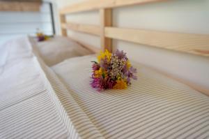 un ramo de flores sentado en una cama en La Risorta en Cesiomaggiore