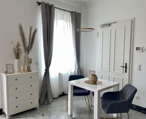 Zimmer mit einem Tisch, 2 Stühlen und einem Fenster in der Unterkunft Luxuriöses Studio mit privatem Zugang zum See in Potsdam