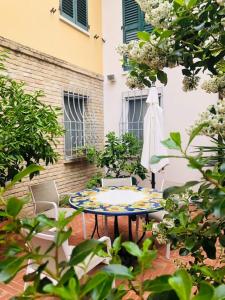 A garden outside B&B La Chicca