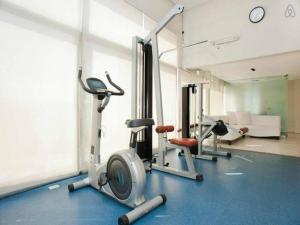 un gimnasio con equipo cardiovascular en una habitación grande en Luminoso y acogedor departamento en Recoleta en Buenos Aires