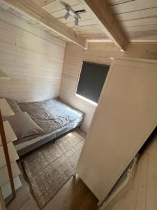 Un pat sau paturi într-o cameră la FirLake domki nad jeziorem Firlej