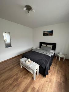 Schlafzimmer mit einem schwarzen Bett und einem Tisch in der Unterkunft Ferienwohnung Eickwinkel in Winterberg