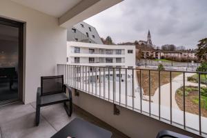 - un balcon avec vue sur un bâtiment dans l'établissement Le 305 - T3 with garage and beautiful terrace, à Annecy