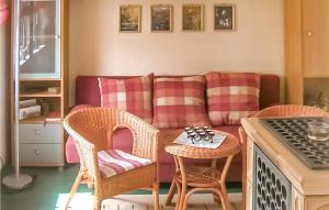 een woonkamer met een bank, stoelen en een tafel bij Gorgeous Home In Schlema Ot Wildbach With Kitchen in Schlema