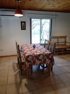 comedor con mesa, sillas y ventana en los chañares de San Javier en San Javier