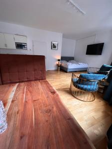 een woonkamer met een bank en een tafel bij Jalda Apartments in Düsseldorf