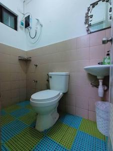 Bathroom sa 2 - Cabanatuan City’s Best Bed and Breakfast Place