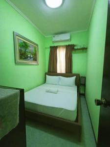 Postel nebo postele na pokoji v ubytování 2 - Cabanatuan City’s Best Bed and Breakfast Place