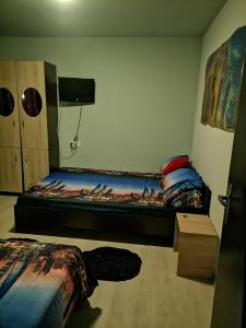 Una cama o camas en una habitación de Pensiunea Melissa