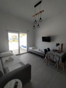 salon z kanapą i stołem w obiekcie Enigma Boutique Houses Votsalo w mieście Marmari