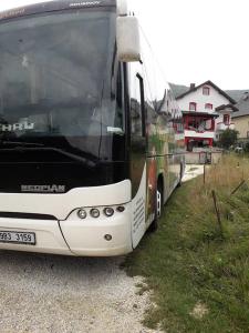 un bus garé sur le côté d’une route dans l'établissement Villa Jelena Mavrovo, à Mavrovo