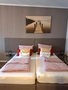 dos camas sentadas una al lado de la otra en una habitación en Aulbach' s Appartments, en Leidersbach