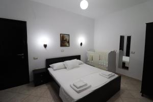 - une chambre avec un lit et 2 serviettes dans l'établissement MARIKSEL Hotel, à Ksamil