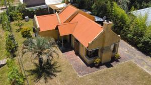 una vista aérea de una casa con techo naranja en CasAmarilla La Barra, en Punta del Este