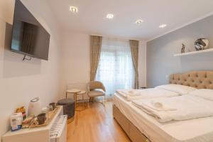 1 dormitorio con 1 cama grande y TV en Cool Boutique Apartments - Leopoldstadt, en Viena
