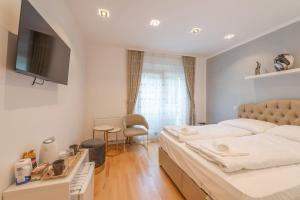 sypialnia z dużym łóżkiem i telewizorem w obiekcie Cool Boutique Apartments - Leopoldstadt w Wiedniu