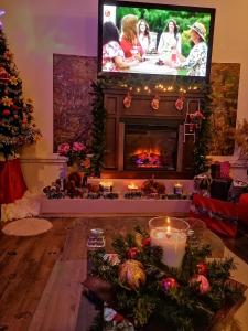 Măceşu de JosにあるPensiunea Melissaの暖炉とテレビのあるリビングルーム +32枚の写真