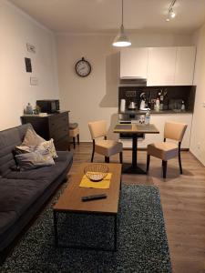sala de estar con sofá y mesa en Aulbach' s Appartments, en Leidersbach
