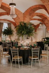 Reštaurácia alebo iné gastronomické zariadenie v ubytovaní Hotel Jedlinka