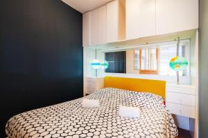 a bedroom with a bed with a yellow head board at 1 bedroom/clim/wifi, St Michel station in Toulouse