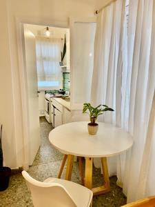 una pequeña mesa blanca en una cocina con maceta en Departamento 1 ambiente Mar del plata en Mar del Plata