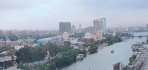 - une vue sur une rivière dans une ville avec des bâtiments dans l'établissement River Nile Edge Boutique Hotel & Restaurant, au Caire