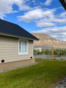 ein Haus mit einer Solaranlage an der Seite in der Unterkunft Cabañas del lago in El Calafate