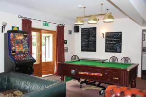 uma sala de bilhar com uma mesa de bilhar e um tabuleiro em The crown inn Longtown em Hereford