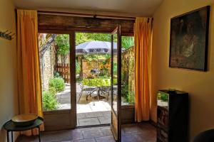 Le RepaireにあるLe Tournesol, Le Banquet aux Eyziesのパティオ(傘付)へアクセスできるオープンドア