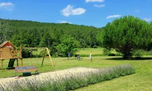 Le RepaireにあるLe Tournesol, Le Banquet aux Eyziesの公園遊び団 +5枚の写真
