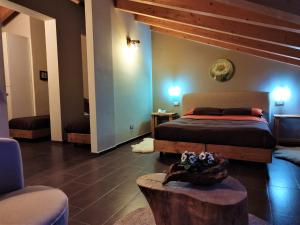 een slaapkamer met een bed en een tafel in een kamer bij Hotel Altopiano Delle Rocche in Rocca di Mezzo