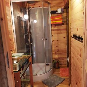 a bathroom with a shower in a log cabin at CHALET Chataigne ETAPEBOISEE in Fumay