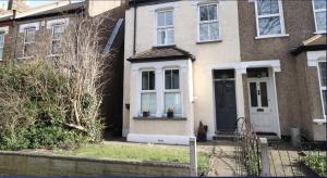 Casa de ladrillo con puerta blanca y porche en Inviting 3-Bed House in Beckenham en Beckenham
