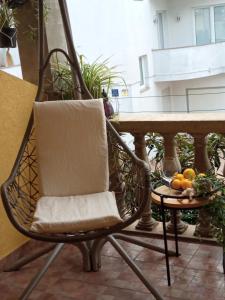 una silla sentada en una mesa en un balcón en Apartments Tomić, en Vodice