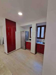 una cocina vacía con armarios rojos y electrodomésticos en una habitación en Casa María Nieves, en Santa Cruz de la Palma