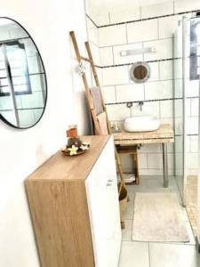 uma casa de banho com um lavatório e um espelho em Le Ti Paradis em La Saline