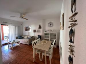 Posedenie v ubytovaní Apartamento en urbanización de primera linea de playa, Atlanterra Zahara de los Atunes