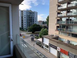 a balcony of a building with a view of a street at Departamento studio. in Temuco