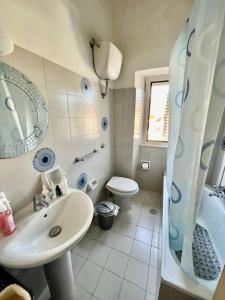 y baño con lavabo, aseo y espejo. en Casa Italica - a quaint getaway in rural Italy, en Corfinio