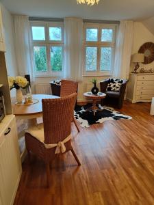 sala de estar con mesa y sillas en Sommerhaus Seidel - mit kostenlosem Parkplatz - en Stralsund