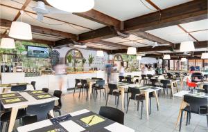 um restaurante com mesas e cadeiras e pessoas ao fundo em Bilo Plus Soppalco em Piombino