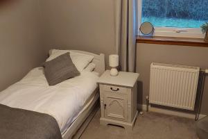 Ένα ή περισσότερα κρεβάτια σε δωμάτιο στο No1 Dalbeg, a Hebridean Escape and your Adventure.