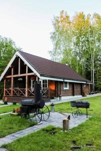 una cabaña de madera con una mesa de picnic delante de ella en Sodybos Narūnas namelis dviems, en Jonava