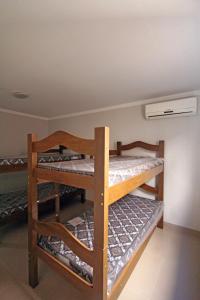 Двухъярусная кровать или двухъярусные кровати в номере Casa do Du