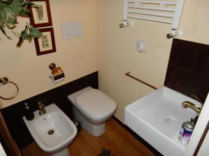 a small bathroom with a toilet and a sink at Acasamia in Cagliari