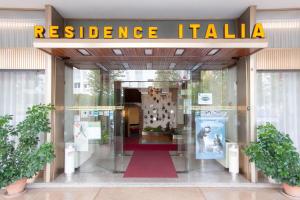 einen Eingang zu einem italienischen Referenzgebäude mit einem roten Teppich in der Unterkunft Albergo Residence Italia Vintage Hotel in Pordenone